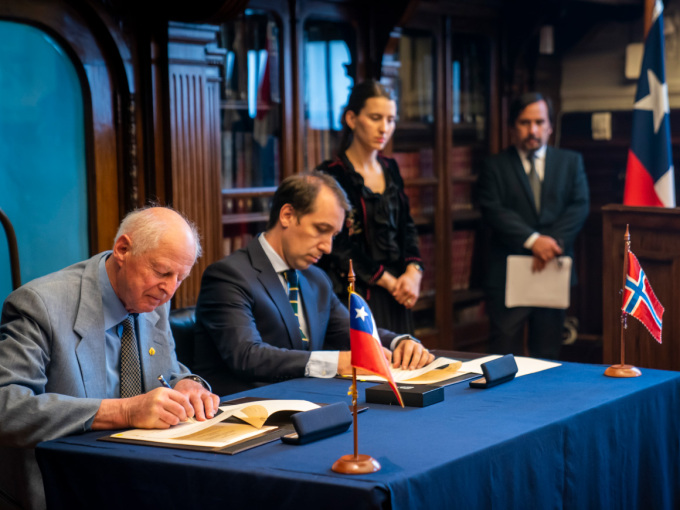 Thor Heyerdahl jr. og den chilenske riksantikvaren Carlos Maillet signerer avtalen om hjemføring. Foto: Heiko Junge / NTB scanpix